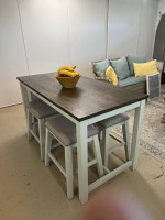 Counter-high dining table and 4 Stools