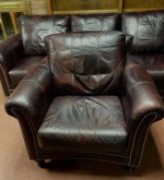 BRADINGTON YOUNG, RICHARDSON MATCHING LEATHER SOFA & CHAIR (MAHOGANY)