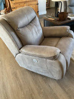 Excellent sofa and recliner