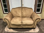 Compact Loveseat / Couch / Davanport / Sofa