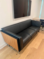 Stunning Herman Miller Goetz Sofa - Timeless Elegance!