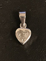 White gold heart shape diamond pendant