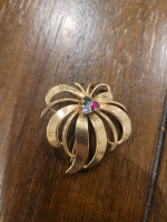 Mid Century 8 KT Yellow Gold 3 Stone Bow Brooch
