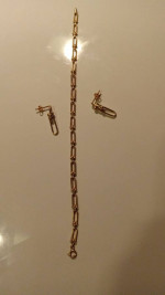 MATCHING 18K GOLD EARRINGS AND BRACELET.SET