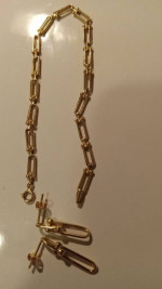 MATCHING 18K GOLD EARRINGS AND BRACELET.SET