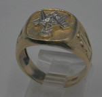 10kt yellow gold ring size 9 5 grams mason ring w 6 small diamonds .