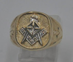 10kt yellow gold ring size 9 5 grams mason ring w 6 small diamonds .
