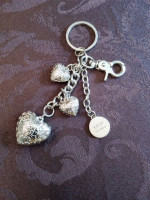 NEW Kathy Van Zeeland Silvertone Hearts Clip-On Keychain