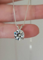 New 3ct Beautiful Moissanite Pendant with a chain