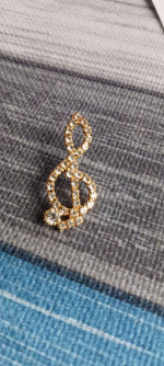 GORGEOUS TREBLE CLEF RHINESTONE GOLD TONE MUSIC NOTE BROOCH TIE LAPEL PIN 1.25"