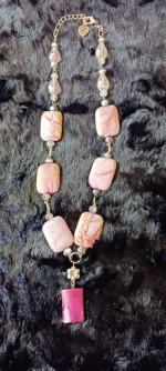 BEAUTIFUL AGATE NECKLACE of BEIGE/PINK HUED RECTANGULAR STONES w PINK HUED BEADS
