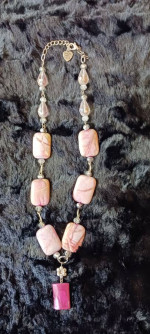 BEAUTIFUL AGATE NECKLACE of BEIGE/PINK HUED RECTANGULAR STONES w PINK HUED BEADS