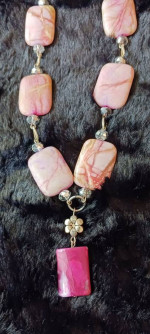 BEAUTIFUL AGATE NECKLACE of BEIGE/PINK HUED RECTANGULAR STONES w PINK HUED BEADS