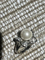 Pearl ring sz 9- very nice - Mystic Groton