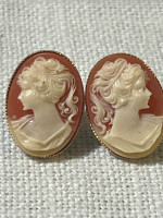 Auction with tons of jewelry