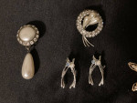 Lot of 9 pearl pins/brooches - metal plastic