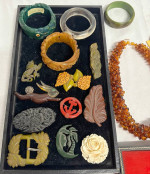 Jewelry Bakelite & Brooches