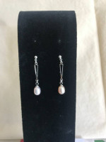 Hanging pearl earring