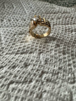 Beautiful 14 karat gold diamond ring