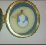 10 KT YELLOW GOLD PENDANT  MOTHER/CHILD CAMEO NECKLACE & 10KT GOLD CHAIN) & JEWE