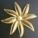 18KT GOLD FLOWER PEARL BROOCH/ PIN
