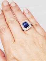 18 kt. TANZANITE & DIAMOND RING