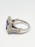 18 kt. TANZANITE & DIAMOND RING