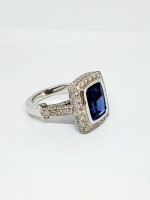 18 kt. TANZANITE & DIAMOND RING