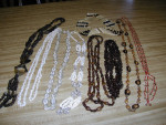 NECKLACE AND BROOCH LOTS