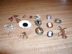 NECKLACE AND BROOCH LOTS