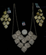 Gold tone necklace and earrings/See how to save up to 40%⤵️