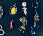 Mixture of 20 brooches and pins
