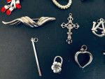 Mixture of 20 brooches and pins