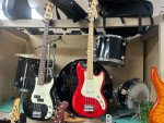Fender basses mim pbass black, squier bronco red