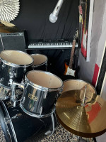 Beautiful Piano Black Drum Set