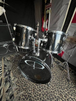 Beautiful Piano Black Drum Set