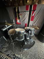 Beautiful Piano Black Drum Set