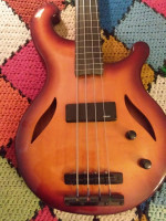 2010 Dean Rhapsody Fretless Bass Honey Burst