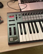 Launchkey 25 midi controller by Novation - tested/works great!