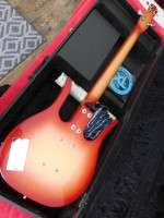 Dynelectron Longhorn (Danelectro copy) Fretless Bs w/ cs