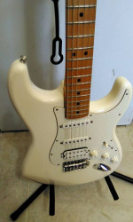 Fender Stratocaster HSS MIM White In Excellent Condition