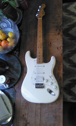Fender Stratocaster HSS MIM White In Excellent Condition