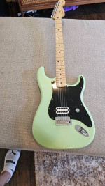 Fender player strat (tom delonge mod)