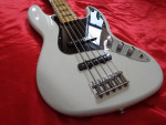 2015 Squier Vintage Modified 70's Jazz Bass Guitar V White.