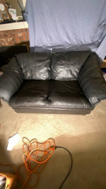 BLACK LEATHER LOVE SEAT SOFA