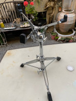 Snare drum stand