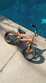 Kids Schwinn grit 12 and 1/2 in toddler bike used