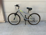 MOUNTAIN BIKE 18 SPEED, ROADMASTER GRANITE PEAK BICYCLE 24" MID-SIZE