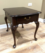 ETHAN ALLEN END TABLE - EXCELLENT CONDITION