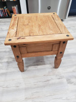 Wooden end table / coffee table
